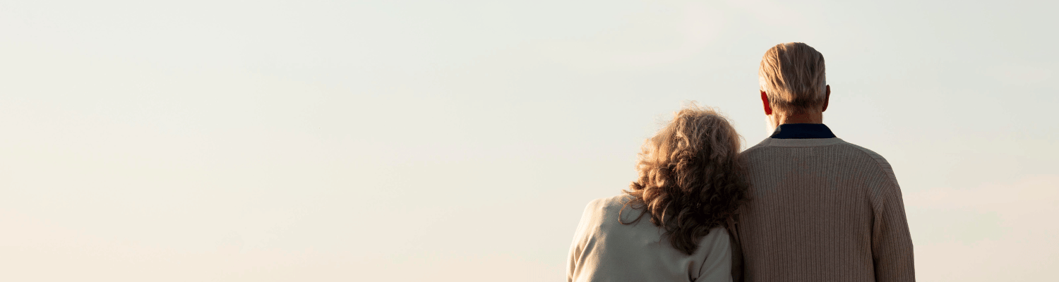 Älteres Paar blickt in die Ferne – Symbol für Ruhestand und AHV Referenzalter AHV 21) in der Schweiz.