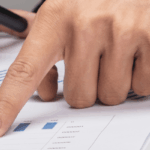 Hand zeigt auf Finanzgrafik neben Taschenrechner – Steuerplanung mit schweizer Familienstiftung und Trust