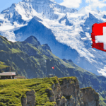 Schweizer Flagge vor Alpenpanorama – Beitrag über Nachhaltigkeit und Steuern in der Schweiz für Unternehmen.