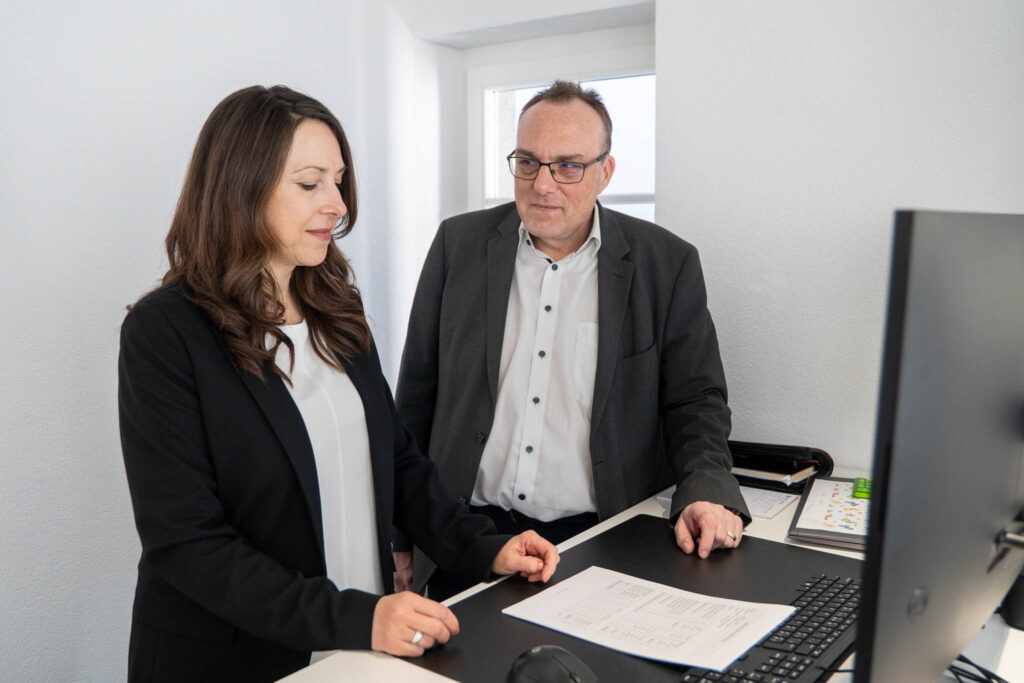 Beratungsgespräch Firmengründung – Treuhänder und Kundin bei der Zofingen Treuhand AG in Zofingen
